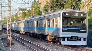 小田急3000形3251編成＋8000形8051編成（トップナンバー組成）が通過するシーン