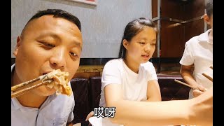 和媳妇孩子先逛超市后去吃特色火锅，各种牛羊肉虾滑涮菜，真过瘾