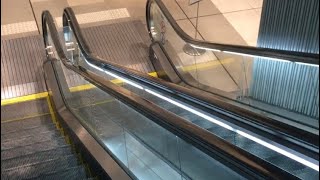 escalator UNIQLO ユニクロ　ビナフロント海老名店　エスカレーター