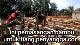 proses pemasangan bambu untuk tiang dasaran lantai cor dak