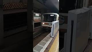 【神戸市営地下鉄🎵】ホームドア設置工事中の新神戸駅に到着する7000系🎵ヘッドマーク付き🎵