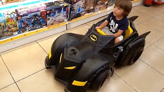 Fatih Selim'in BATMAN, Batmobile arabası,oyuncak mağazasında arabayı sürüyor süp