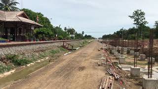 รถไฟไทย SRT ขบวนรถสินค้าที่721ชุมทางบางซื่อ-หาดใหญ่ GEA4528ผ่านสถานีรถไฟหนองจอก