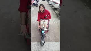 girl in wheelchair 動作有點緩慢，輪椅搭配車頭就是方便，出門不用別人推著走。 輪椅姑娘