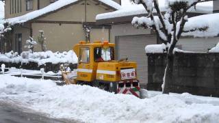 歩道用小型ロータリー除雪車