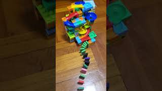 Marble Track building connected with  Dominoes, funny, 彈珠軌道和多米諾骨牌同様好玩