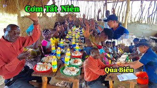 Công Đồng IIBác Chủ Đất Cùng Các Em Trong Đội Nông Nghiệp Vô Cùng Hạnh Phúc Khi Được Ăn Tết