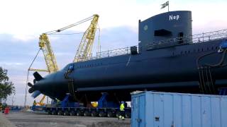 Ubåten HMS Neptun rullar på land i Karlskrona