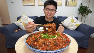 在冒菜里实现嫩牛肉和毛肚双自由，铺满小料巨香巨辣巨下饭