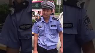 上海警察打人，policia de SHANGHAI pega gente