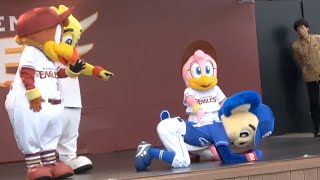 ドアラ　クラッチくんとのジャンケンで負けて大きく落ち込む　東北楽天ゴールデンイーグルスVS中日ドラゴンズ　2023.6.9