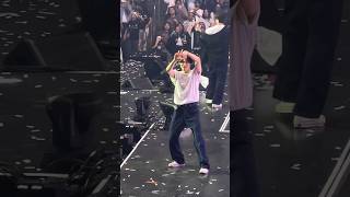 TXT Yeonjun doing the LA Finger Hand Sign | Act: Promise Tour in LA