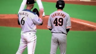 ＜2017.6.10巨人戦4回表＞1塁ランナー石川慎吾に行ってらっしゃいする中田翔