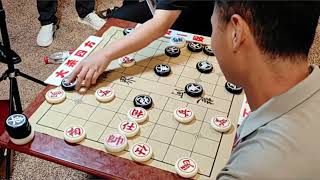 象棋大师孙浩宇瑞丽街头摆摊，扬言砍高手绝不手软，大爷：太嚣张