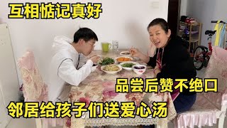 热心邻居给霞姐送汤，孩子们品尝后赞不绝口，直呼阿姨人美手巧【霞姐的北漂生活】