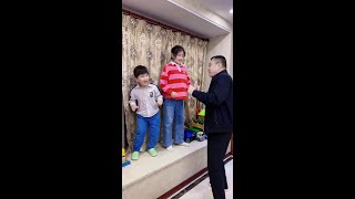 这货今天不逗老爷子了😂来儿子家跟孙子孙女嗨起来😂😂#爷孙情