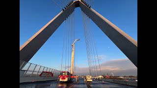 Teleskopmast RWE + Rettungshubschrauber im Einsatz bei Eiszapfen auf Leverkusener Brücke am 10.01.25