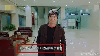 《歌手》推遲3個小時就為了等他，網友卻被評審團福利待遇吸引了