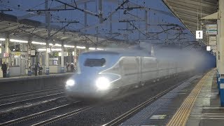 雨降る夜の新倉敷駅を超高速通過する新幹線