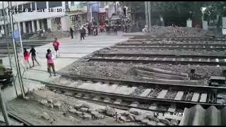 phoolpur azamgarh train   accident |फूलपुर आज़मगढ़ खोरासों मोड़ saaf saaf bacha|