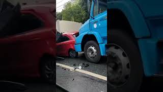 Acidente grave caminhão falta freio e bate em veículos #acidente #shortsfeed #short #acidentegrave
