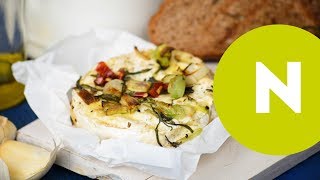 Alufóliában sült fűszeres camembert fokhagymás pirítóssal | Nosalty