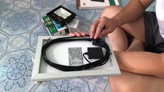 รีวิวแกะกล่องโคมไฟสปอร์ตไลท์โซล่าเซลล์ omuda 10 W