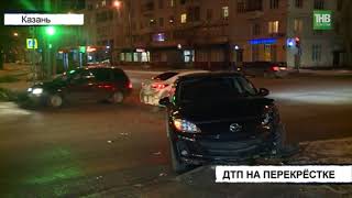 Мазду отбросило на тротуар после столкновения с автомобилем Лада Калина - ТНВ