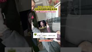 爸爸叫不醒装睡的女儿，抬起她的胳膊和腿故意逗她。网友：你永远叫不醒一个装睡的人