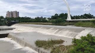 八掌溪畔映月橋小雨中水流湍急的景象 2021 08 09   下午 2：50---