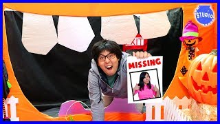 RYAN'S MOMMY IS MISSING in the Giant Spooky Halloween Maze Box Fort !