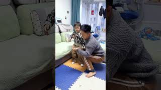 儿子吃糖被卡住了，爸爸用海姆立克急救法成功化解！#Cute baby#Cute#呆萌小米宝#聪明宝宝#萌娃