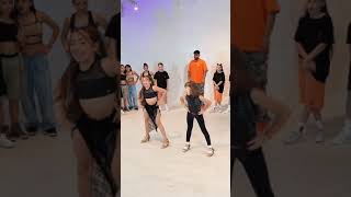 EL PISO ESTABA MUY RESBALOSO PARA BAILAR 😳