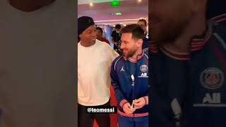 Ronaldinho and Messi at the Qatar 2022 World Cup, so someone here likes these two