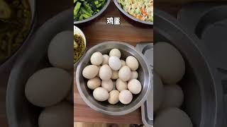 离三亚海边只有100米的包吃住养老公寓，看看早餐吃的什么：鸡蛋豆浆，两个炝菜，你觉得怎么样？