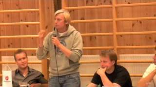 Øystein Sundelin fra Oslo Unge Høyre på skoledebatt på Nordstrand vid skole