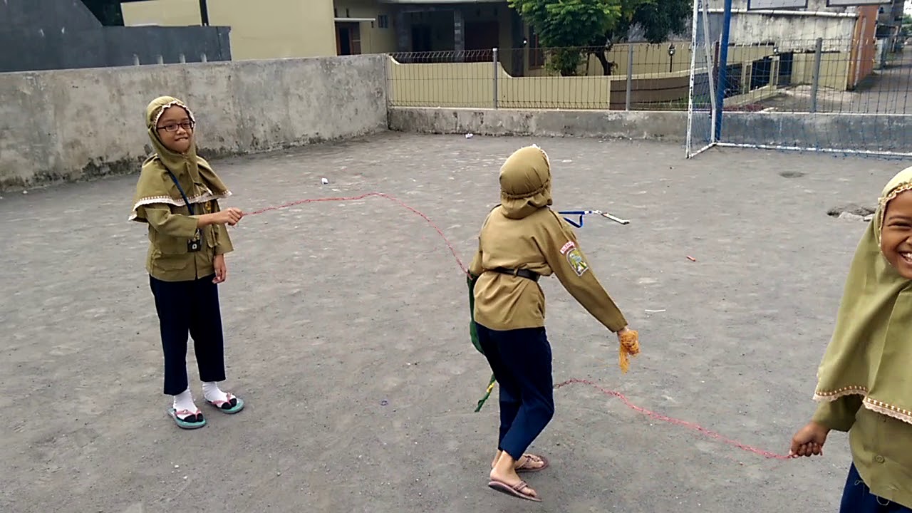 Belajar Permainan Tradisional - Lompat Tali | SD Muhammadiyah Kadisoka ...