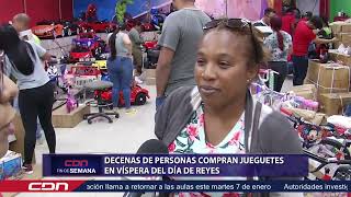 Decenas de personas compran juguetes en víspera del Día de Reyes