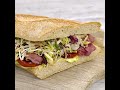 panino con roast beef e carta delle insalate ricetta gustosa