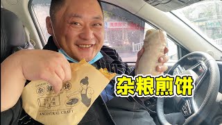 干完活，来一份杂粮煎饼，一份裹凉皮，好吃又抗饱！【胖龙的小生活】