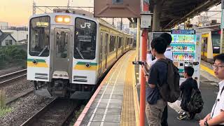 E127系が尻手駅を発車するシーン