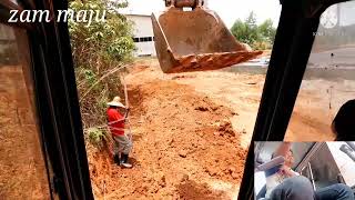 ALAT BERAT KOREK SALURAN AIR DI TEPI BUKIT.