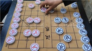 棋攤版個人賽決戰！淄博老年冠軍驚天大漏，慘遭東北高手閃擊丟子