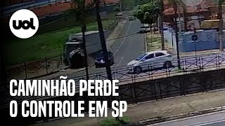 Caminhão perde o controle e atinge quatro carros no interior de SP