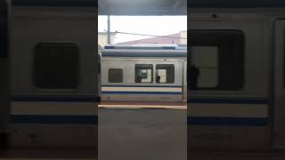 同時発車する横須賀線 E217系をグングン引き離す東海道線 #shorts