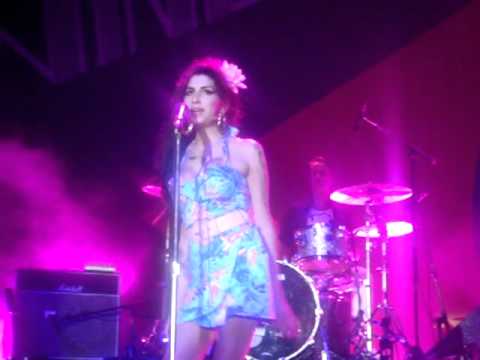 Amy Winehouse - Me & Mr. Jones (Rio De Janeiro 11/01/2011) - YouTube