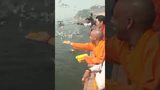 Maha Kumbh 2025: Bhutan King \u0026 CM Yogi Feed Siberian Birds at Triveni Sanga