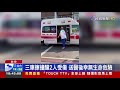 車輛不明原因偏移連續擦撞2車再衝民宅