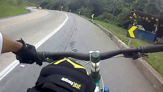 Descendo a serra de Petrópolis de bike.