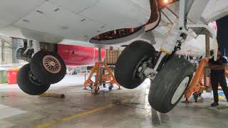 Boeing 737 landing gear retraction test